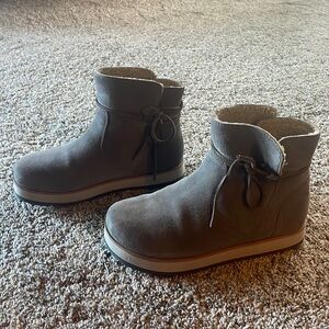 Merrell ankle boot. Brand new . Perfect condition!